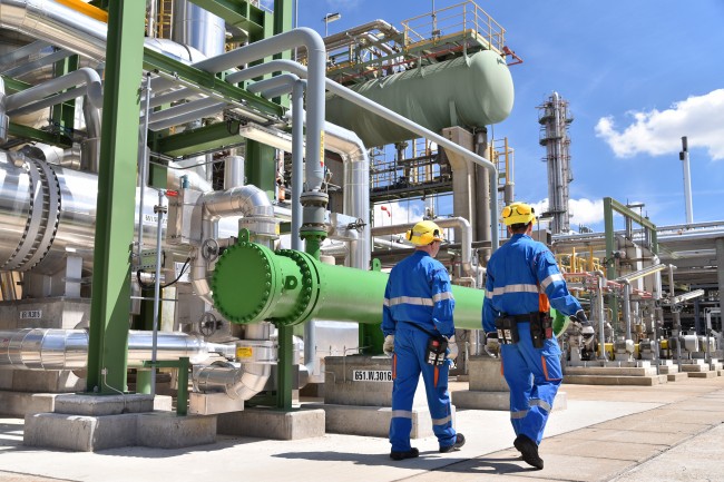 1787714497805341.jpg Challenges-in-Petrochemical-Refinery.jpg